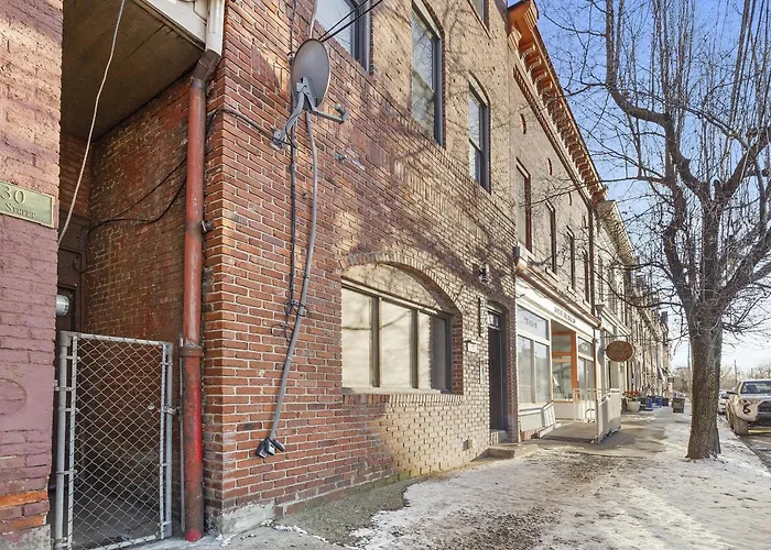 Lawrenceville !5 Spacious And Quiet Three Bedroom With Free Street Parking