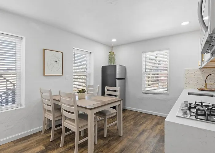 Apartment Lawrenceville !5 Spacious And Quiet Three Bedroom With Free Street Parking