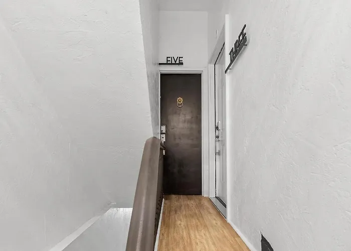 Lawrenceville !5 Spacious And Quiet Three Bedroom With Free Street Parking Apartment *