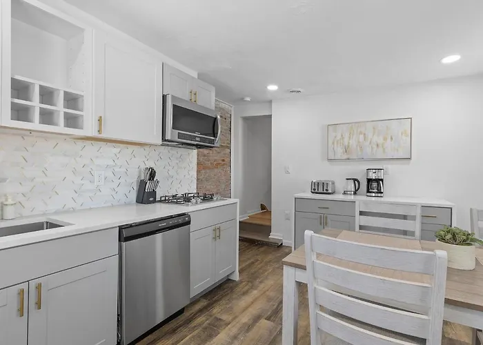 Lawrenceville !5 Spacious And Quiet Three Bedroom With Free Street Parking Apartment Pittsburgh