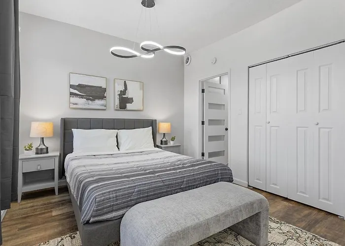 Lawrenceville !5 Spacious And Quiet Three Bedroom With Free Street Parking *