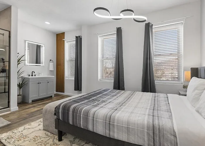 Lawrenceville !5 Spacious And Quiet Three Bedroom With Free Street Parking Apartment